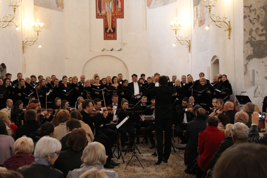 Zbliżenie na chór z orkiestrą dające występ.