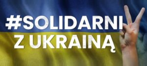 Flaga Urainy z napisem Solidarni z Ukrainą.