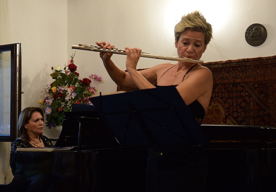 Zbliżenie na grającą flecistkę.