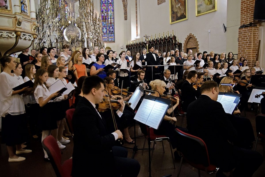 Widok z boku na chór i orkiestrę.