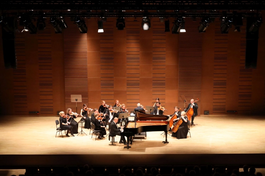 Orkiestra na scenie.
