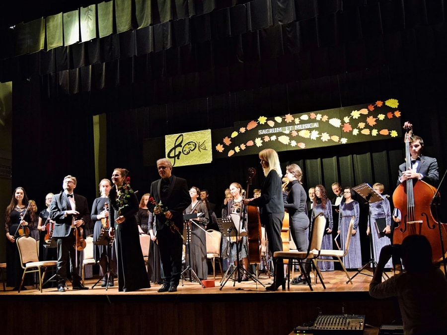 Widok na scenę podczas braw.