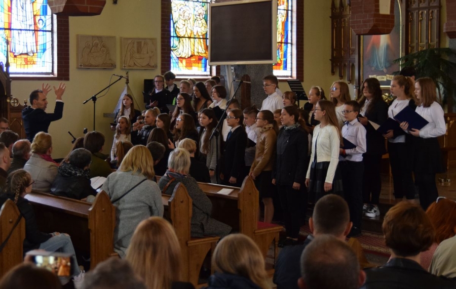 Widok z boku na chór dziecięcy.