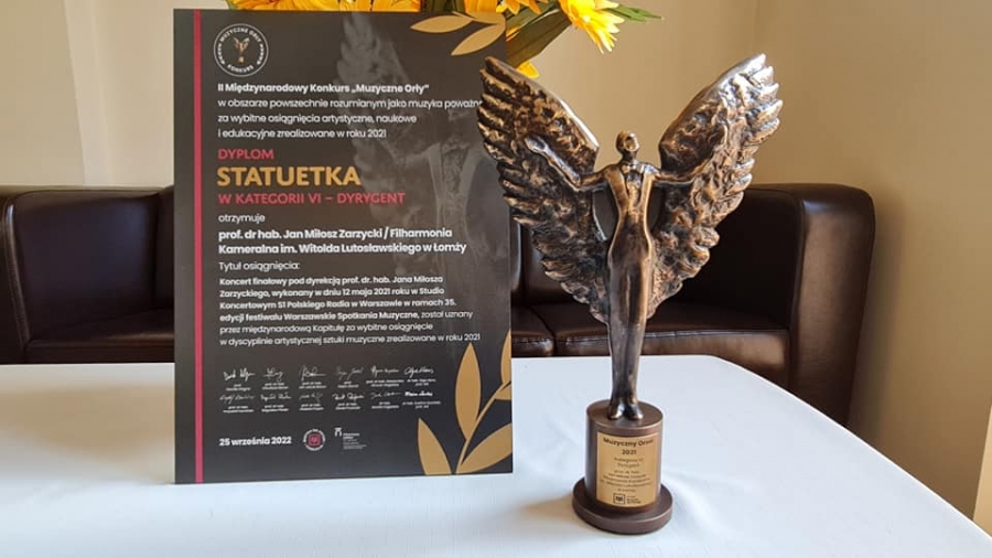 Zbliżenie na statuetkę.